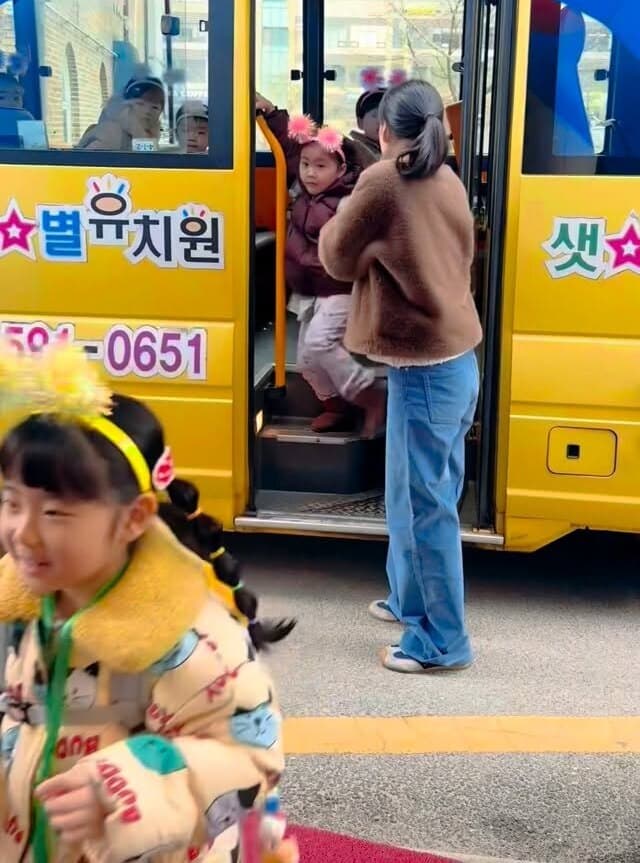 노란 샛별유치원 통학버스에서 내리는 아이